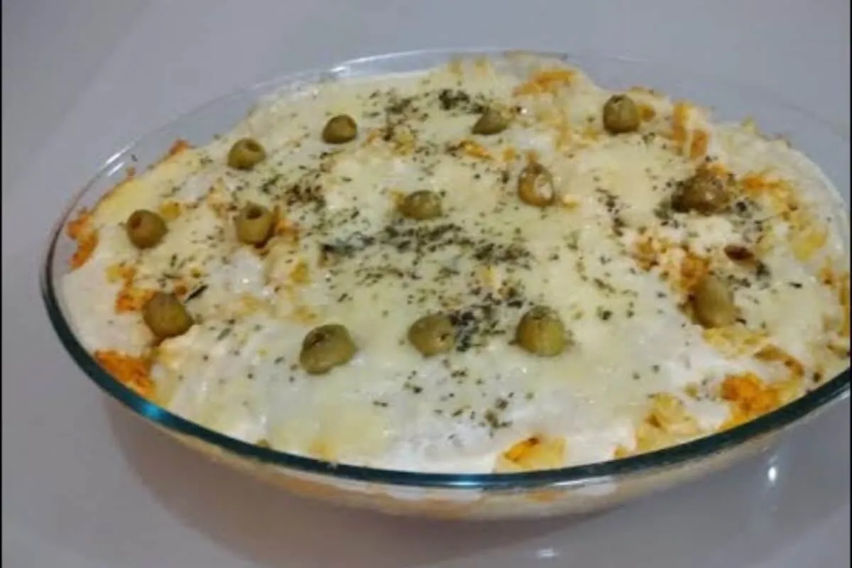 Macarrão cremoso com frango feito bem rapidinho para seu almoço de fim de semana
