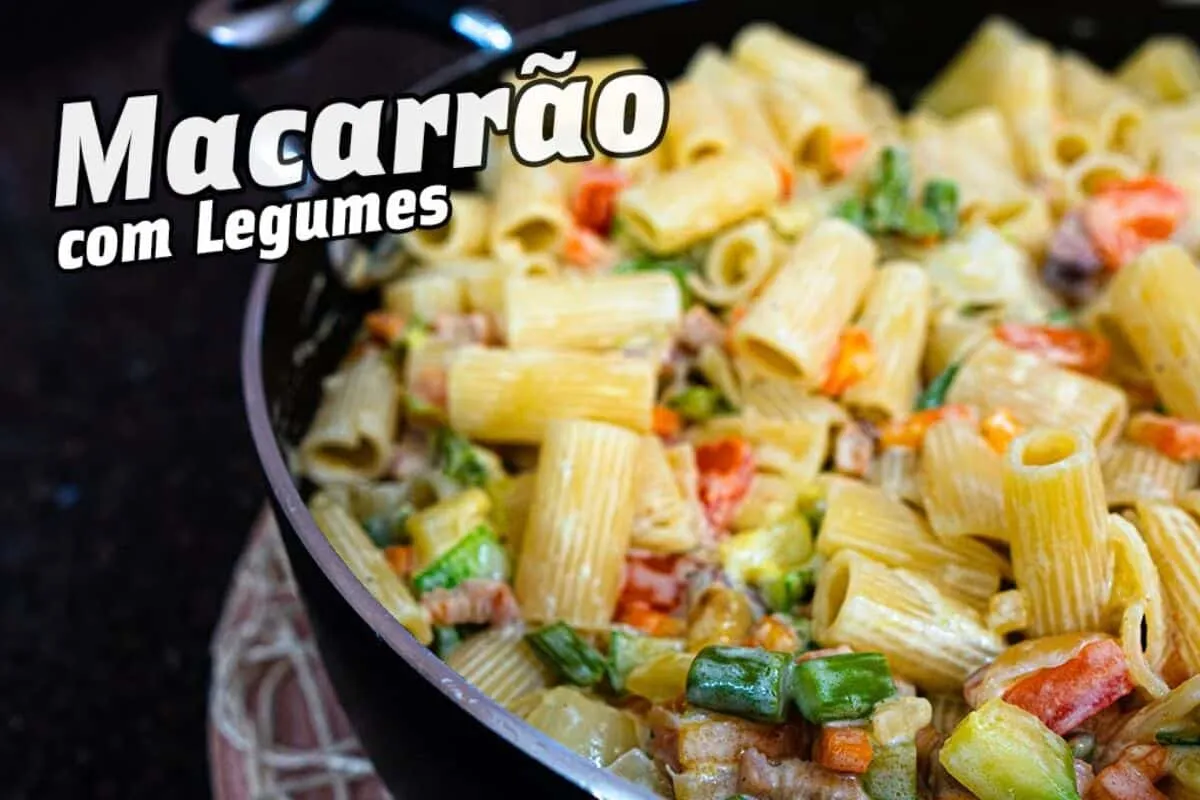 Macarrão cremoso com legumes no capricho para servir na hora do almoço
