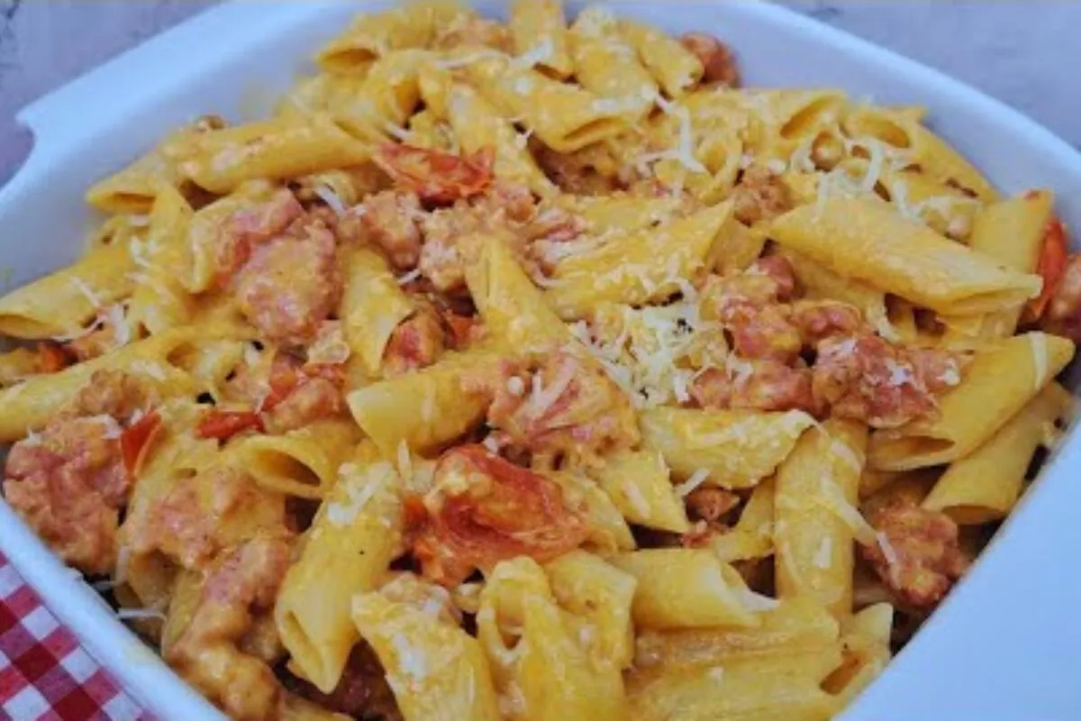 Macarrão cremoso com linguiça e tomate para um almoço completo e cheio de sabor