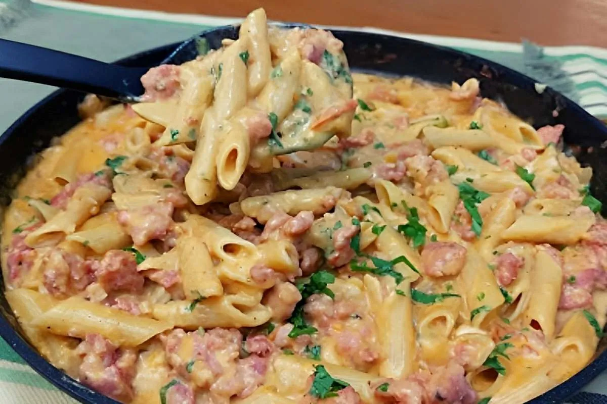 Macarrão cremoso com linguiça feito em uma panela só muito prático e saboroso