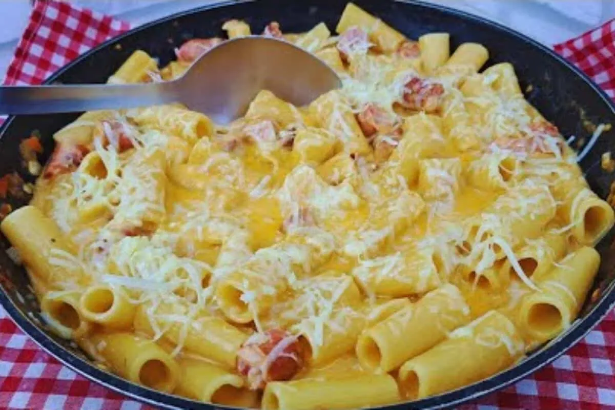 Macarrão cremoso com linguiça feito em uma só panela para um jantar rápido e gostoso