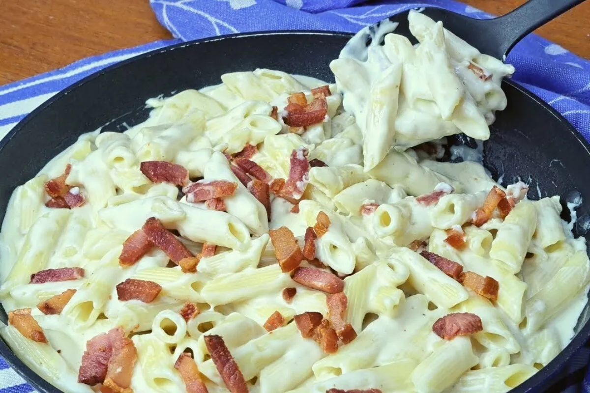 Macarrão cremoso com queijo e bacon para uma refeição rápida, irresistível e muito prática