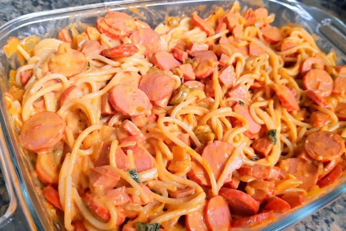 Macarrão cremoso com salsicha para você economizar tempo na hora do almoço