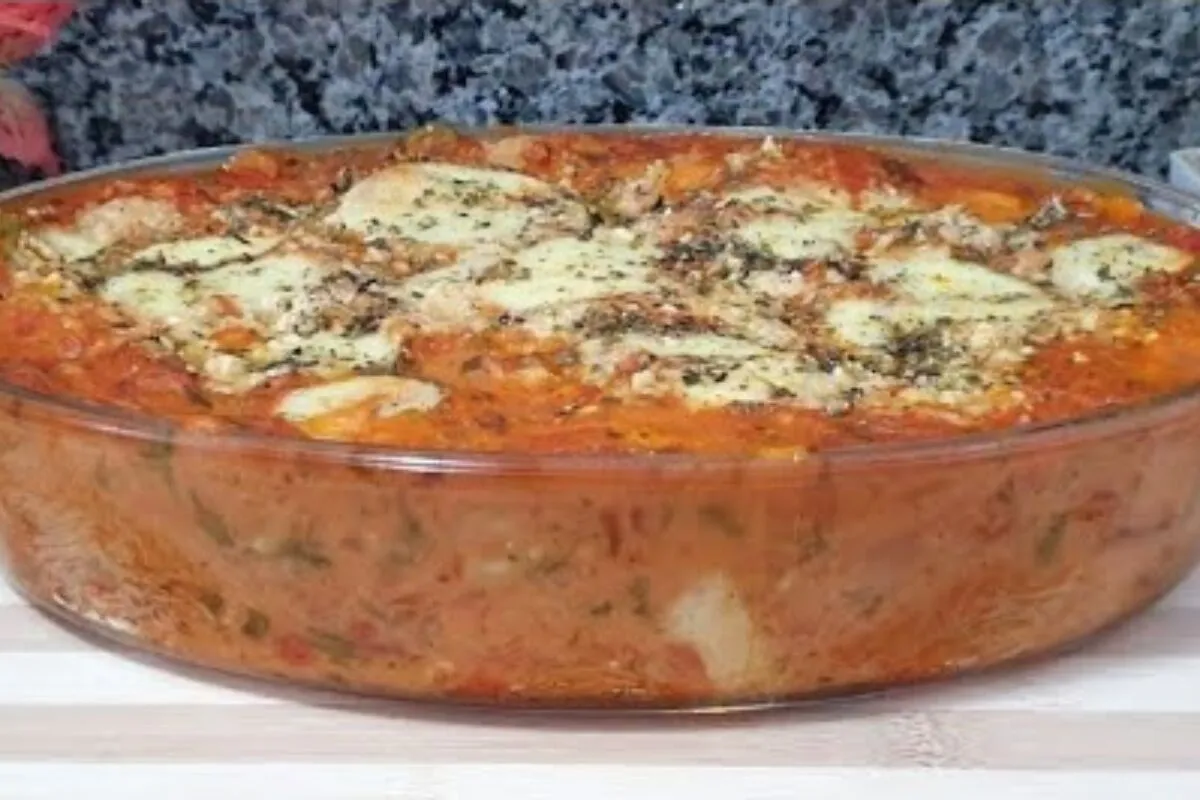 Macarrão cremoso de forno gratinado, um prato único perfeito para aqueles dias de correria