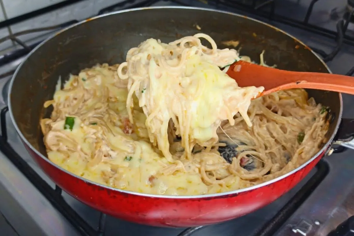 Macarrão cremoso de frigideira pronto em apenas 10 minutos para um almoço ou jantar rápido e prático