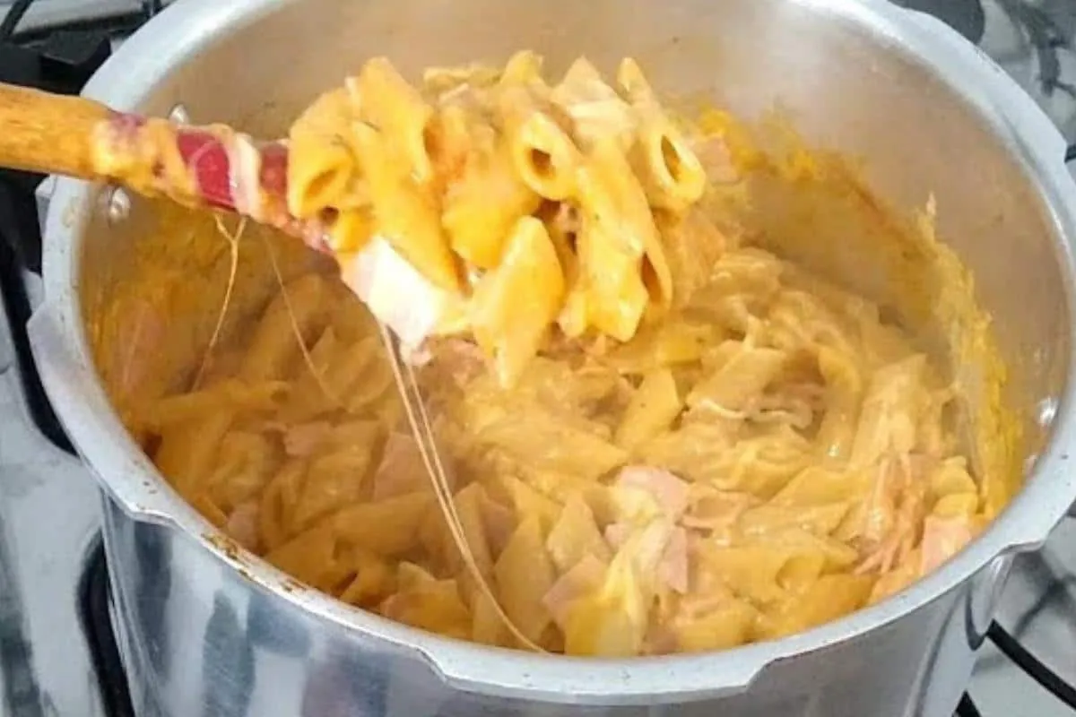 Macarrão cremoso na panela de pressão que fica pronto em 5 minutos para o almoço
