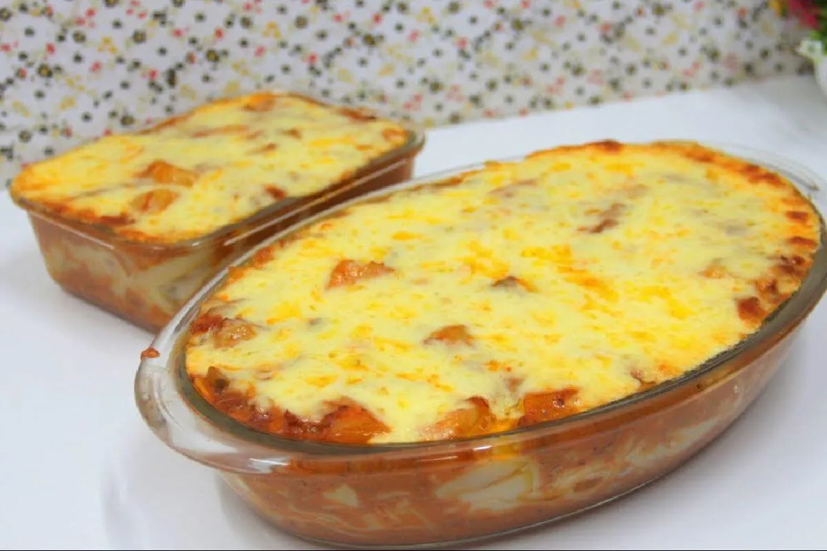 Macarrão de forno cremoso com bastante queijo para o almoço de domingo