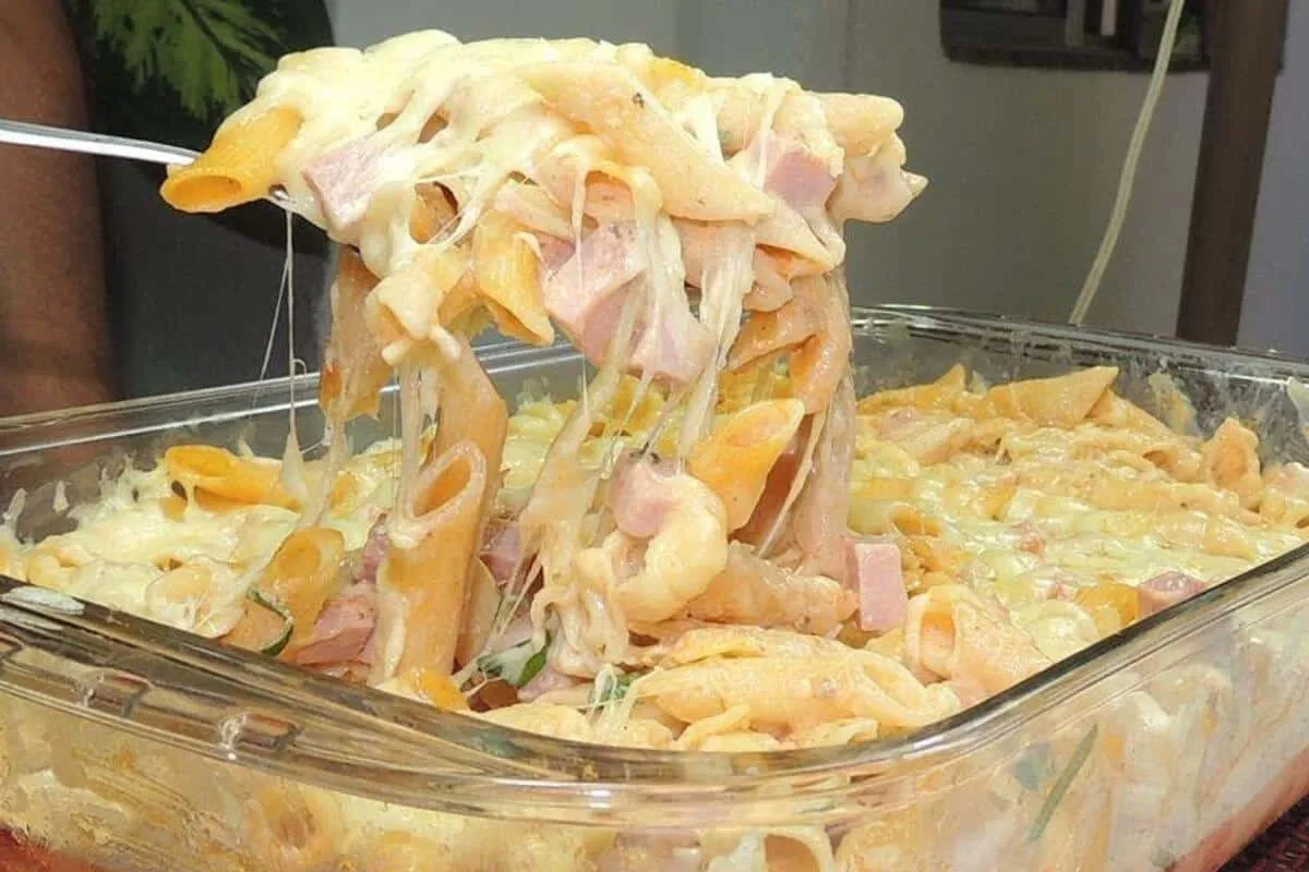 Macarrão de forno cremoso com bastante queijo que sai derretendo em cada colherada