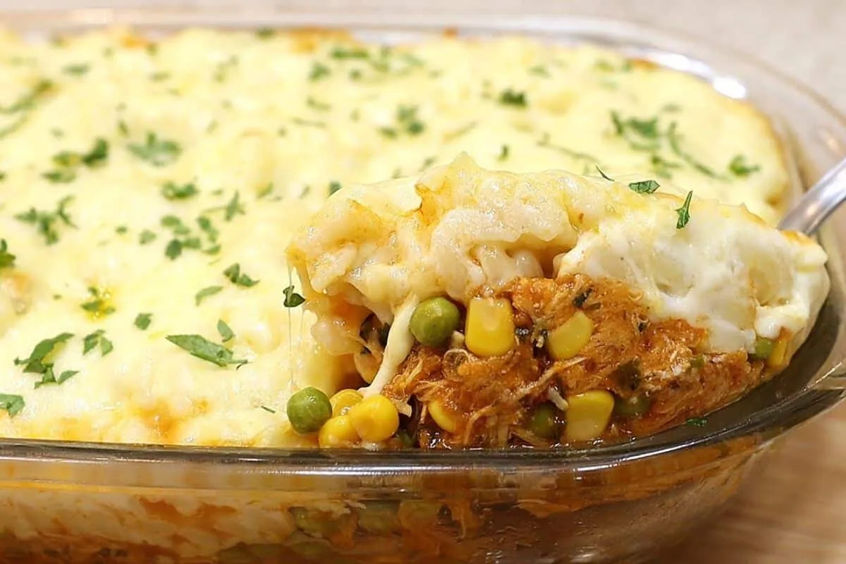 Macarrão de forno cremoso com frango: ótima pedida para prato principal do seu almoço