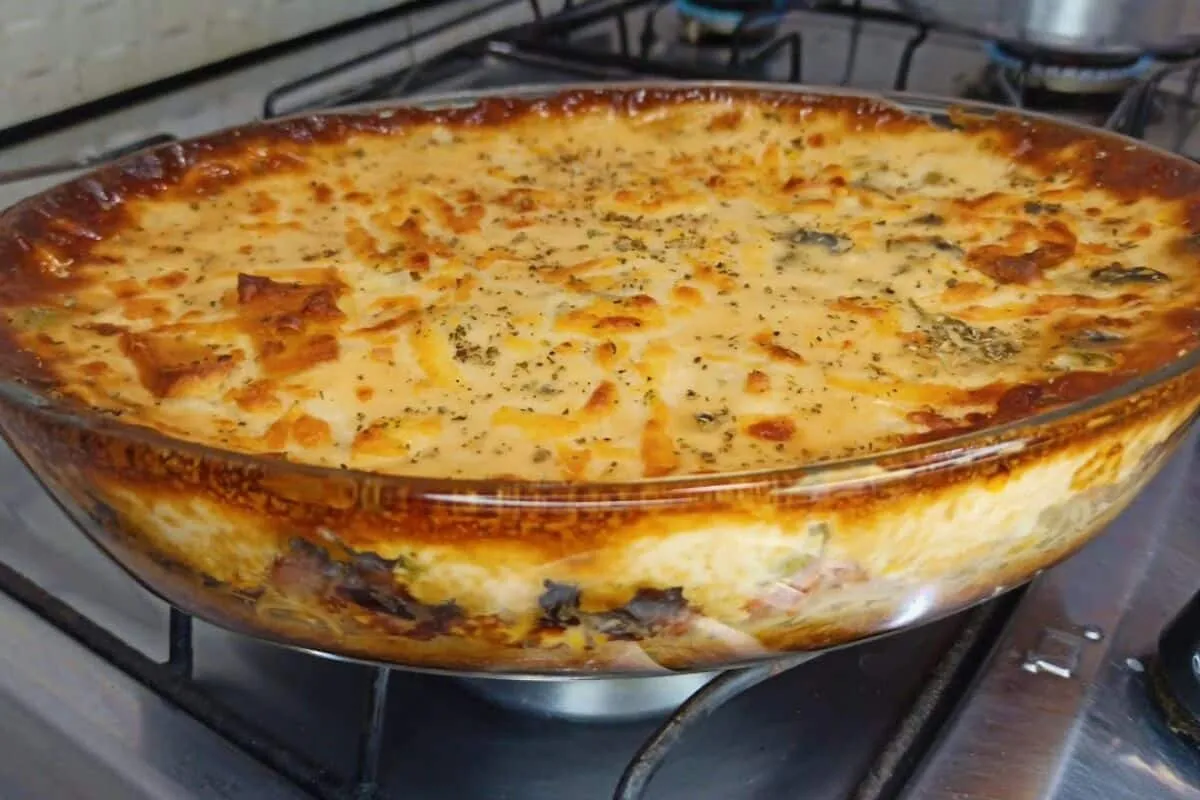 Macarrão de forno cremoso, uma opção de prato principal completa e muito fácil de preparar