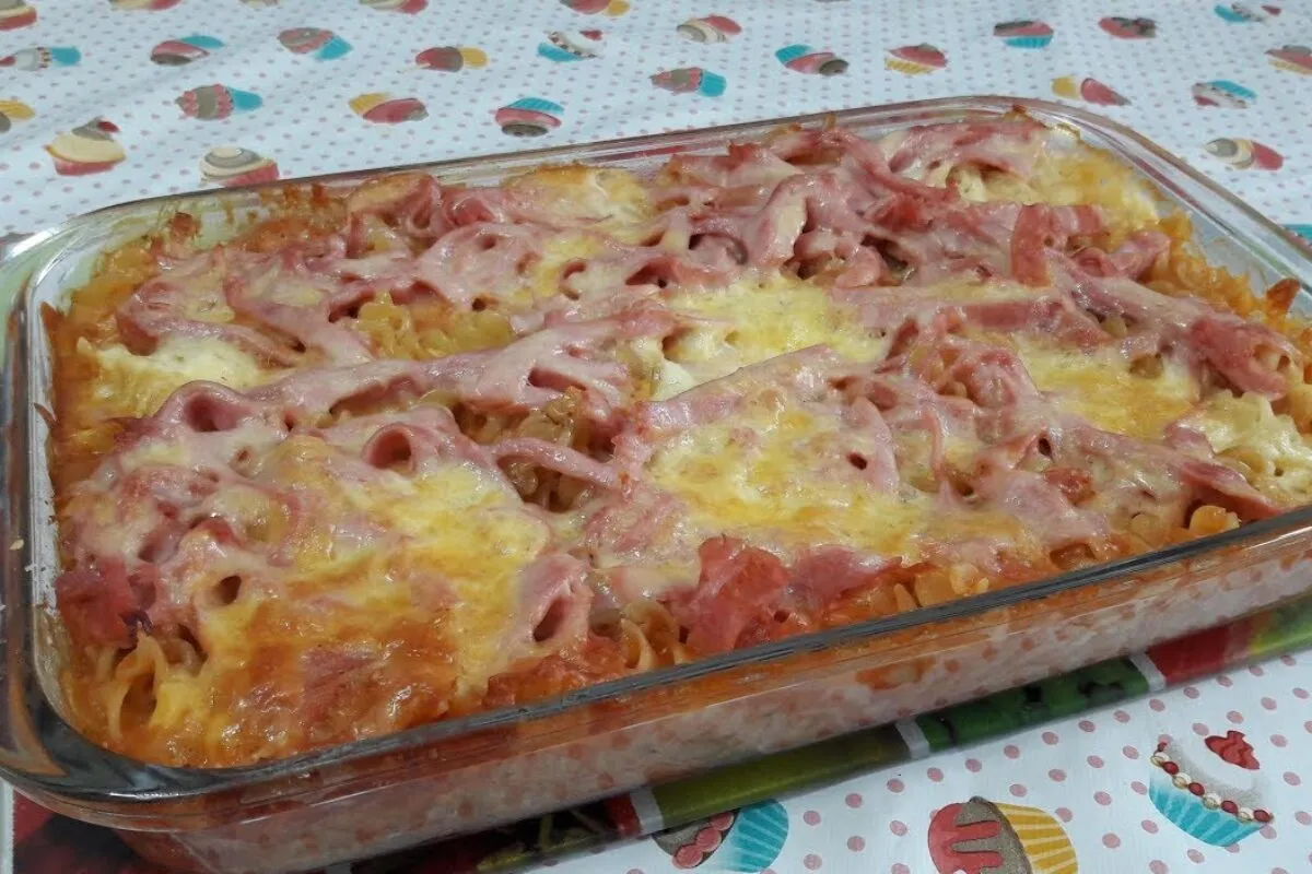 Macarrão de forno gratinado no forno e muito cremoso para fazer no fim de semana