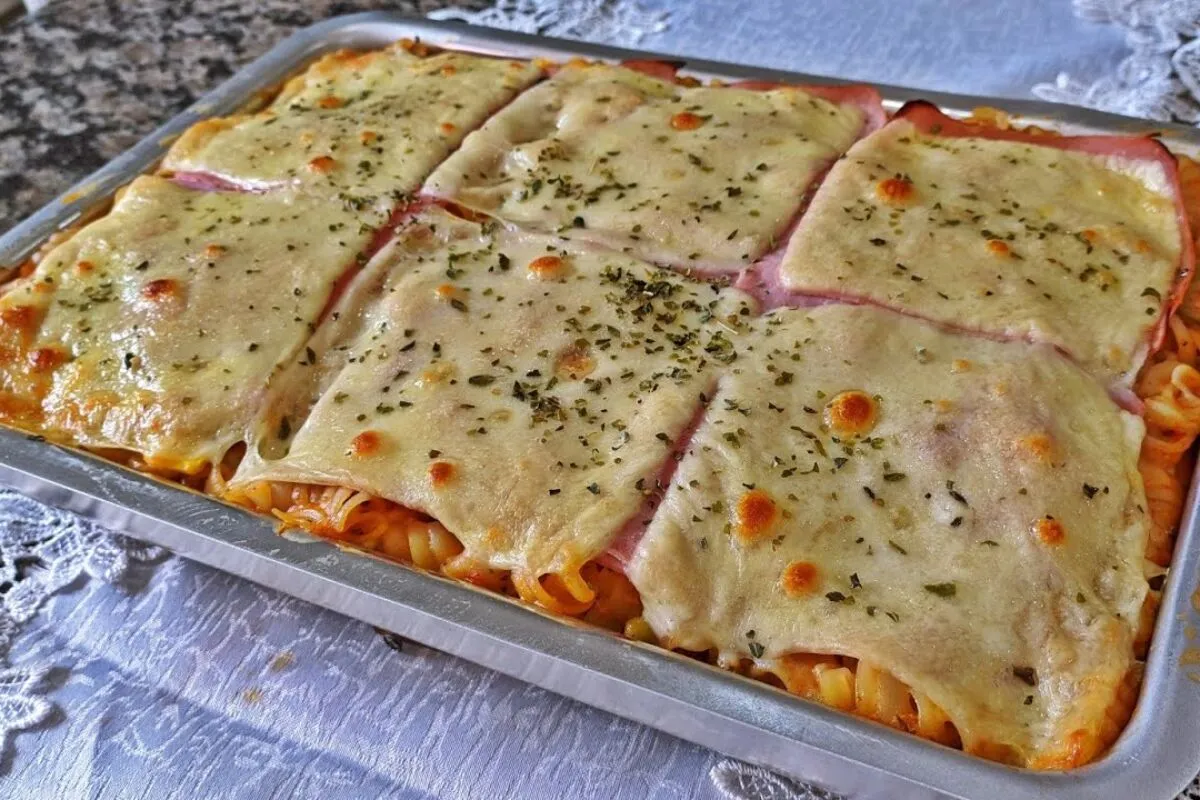Macarrão de forno simples e gratinado que fica pronto rapidinho no almoço de domingo
