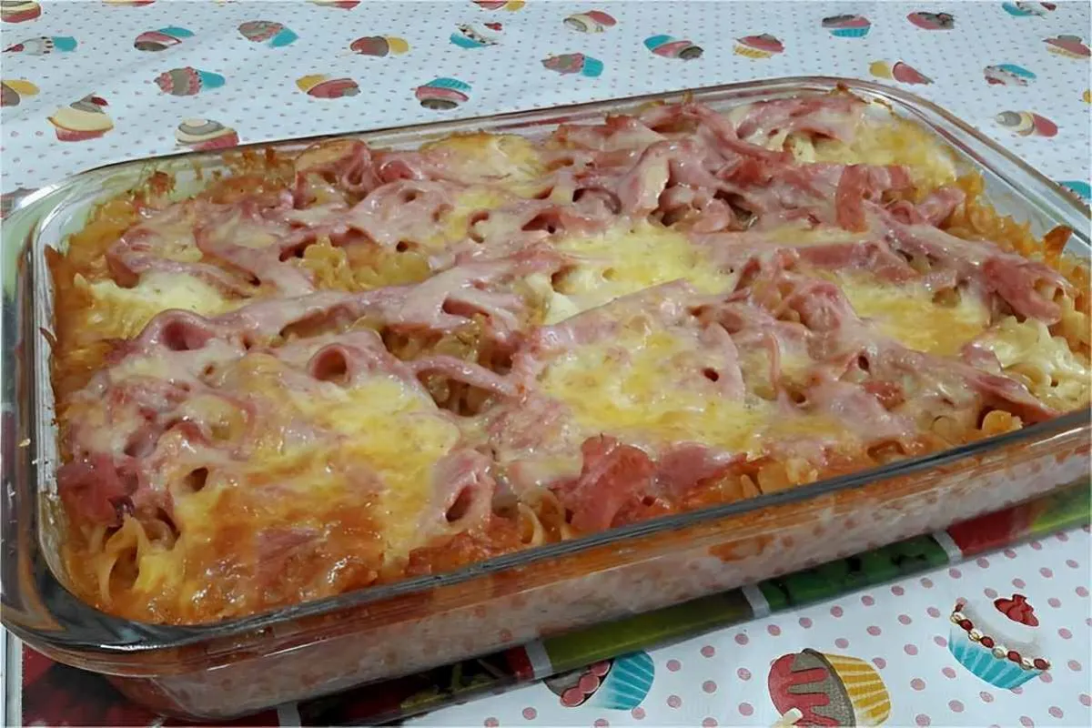 Macarrão de forno super fácil é só colocar o macarrão cru na forma juntar os demais ingredientes e assar