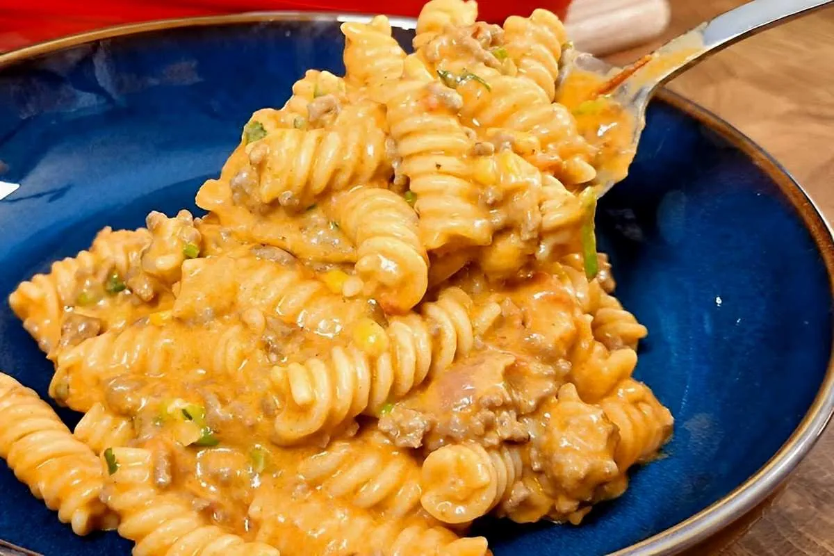 Macarrão de panela de pressão cremoso delicioso e fica pronto rapidinho