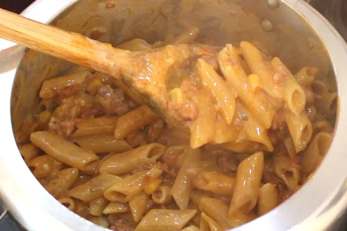 Macarrão de panela de pressão, uma refeição completa, rápida, muito suculenta e saborosa