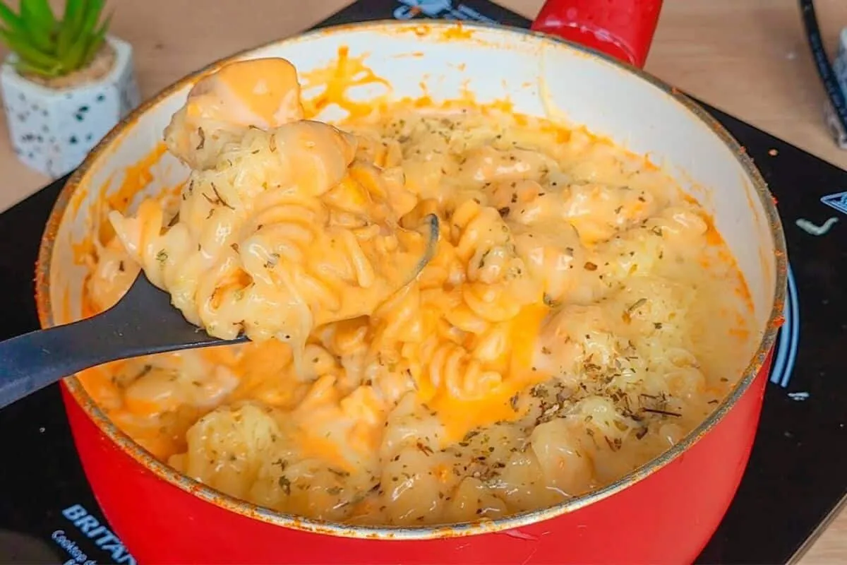 Macarrão de preguiçoso feito em poucos minutos e que agrada a família inteira