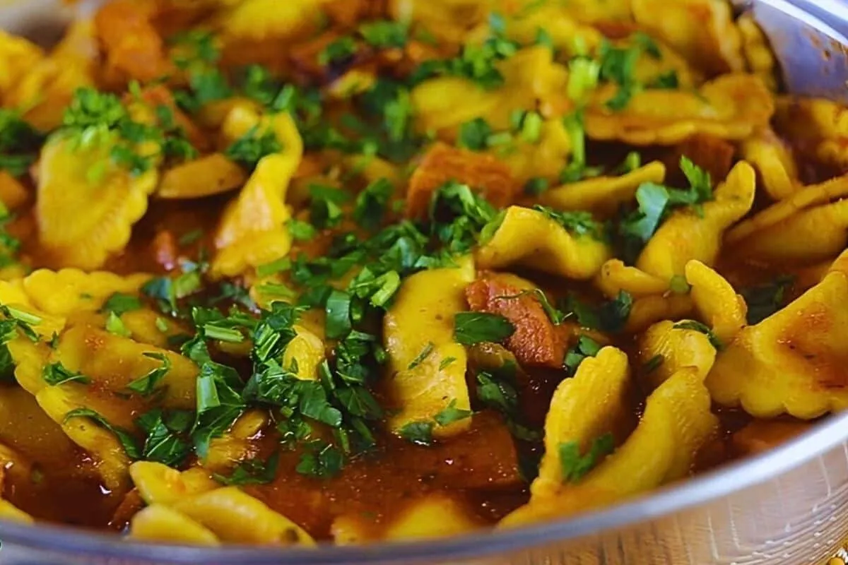 Macarrão de uma panela só pronto em 15 minutos: feito com massa fresca de ravioli de carne