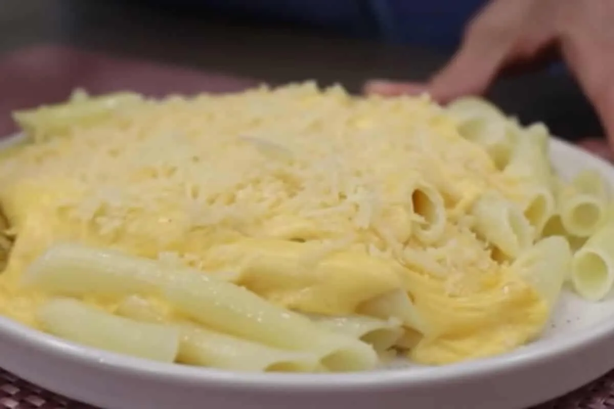 Macarrão Mac and Cheese com muuuito queijo: a receita super deliciosa, fácil e rápida