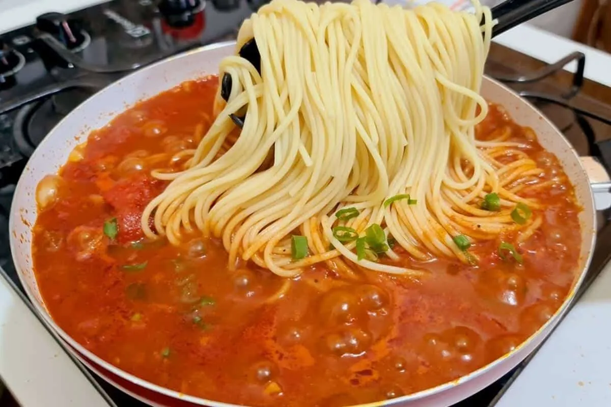 Macarrão rápido com um molho preparado de um jeito bem especial