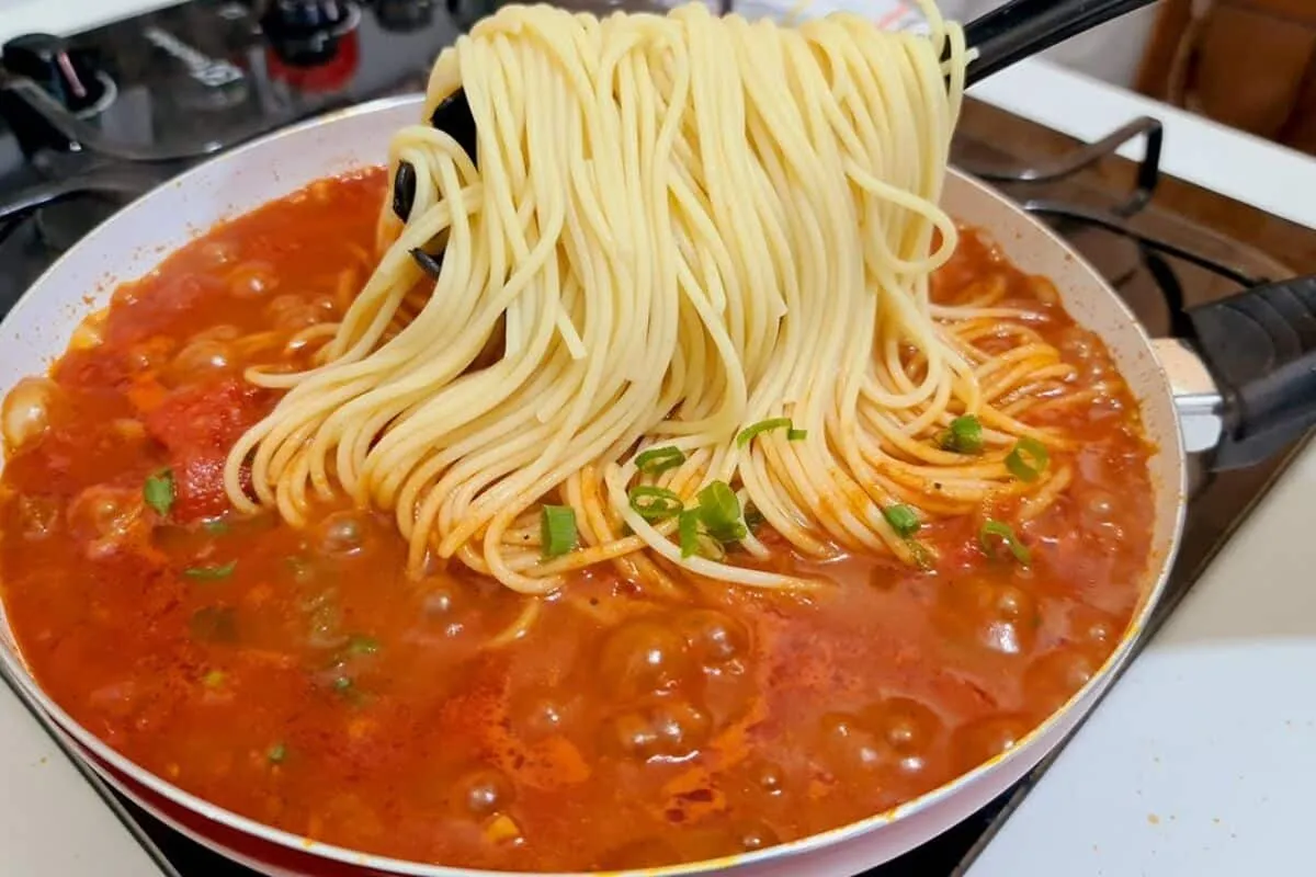 Macarrão rápido e gostoso, pronto em minutos e com molho que você vai adorar