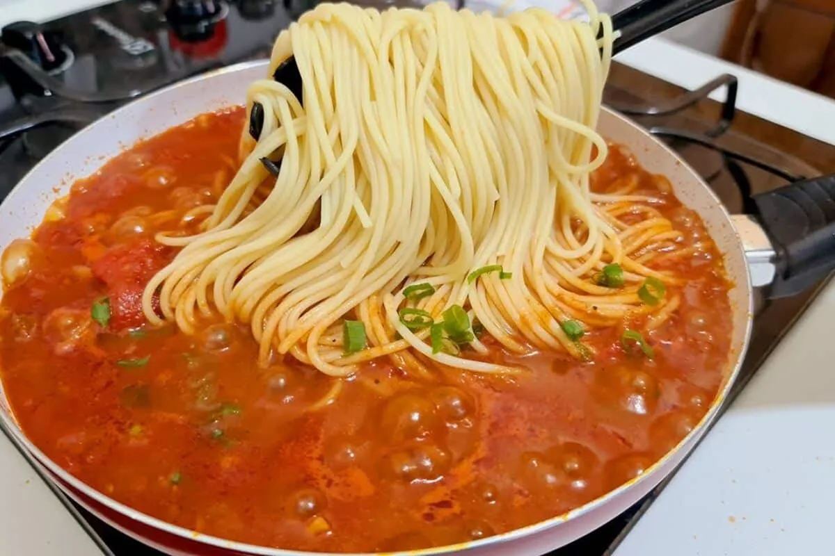 Macarrão rápido para o jantar de hoje! Vai tudo numa panela só e fica incrível