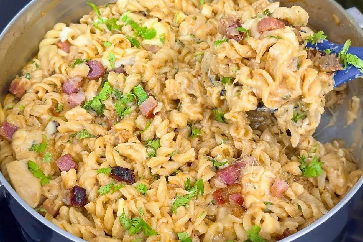 Macarrão simples e delicioso que você só vai querer fazer desse jeito