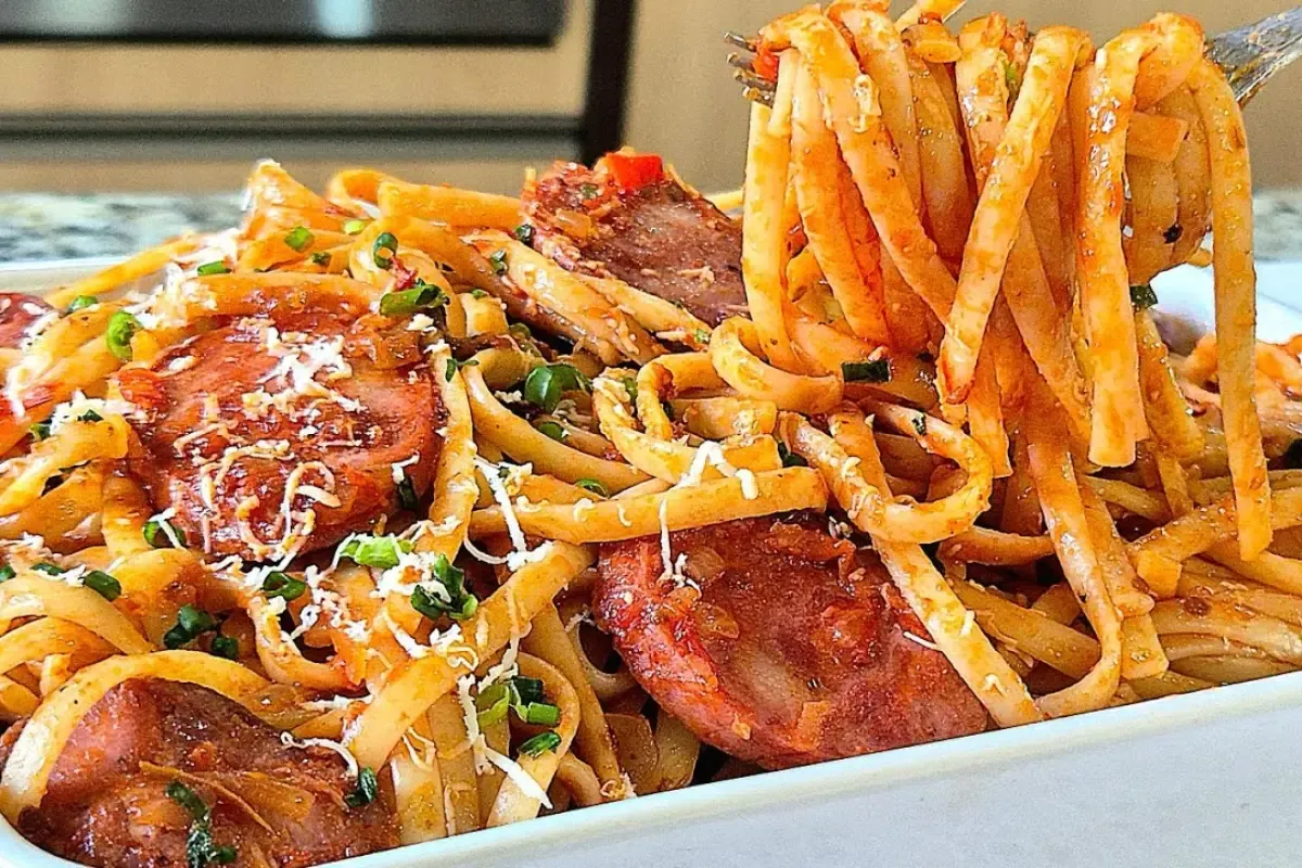 Macarronada com calabresa: essa receita me salva nos dias mais corridos e sem tempo
