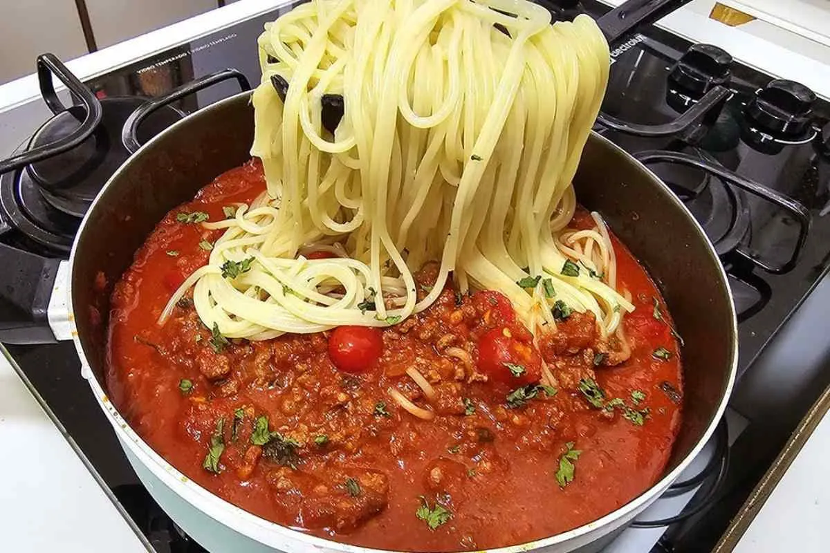 Macarronada com carne moída e um molho secreto que você vai amar aprender