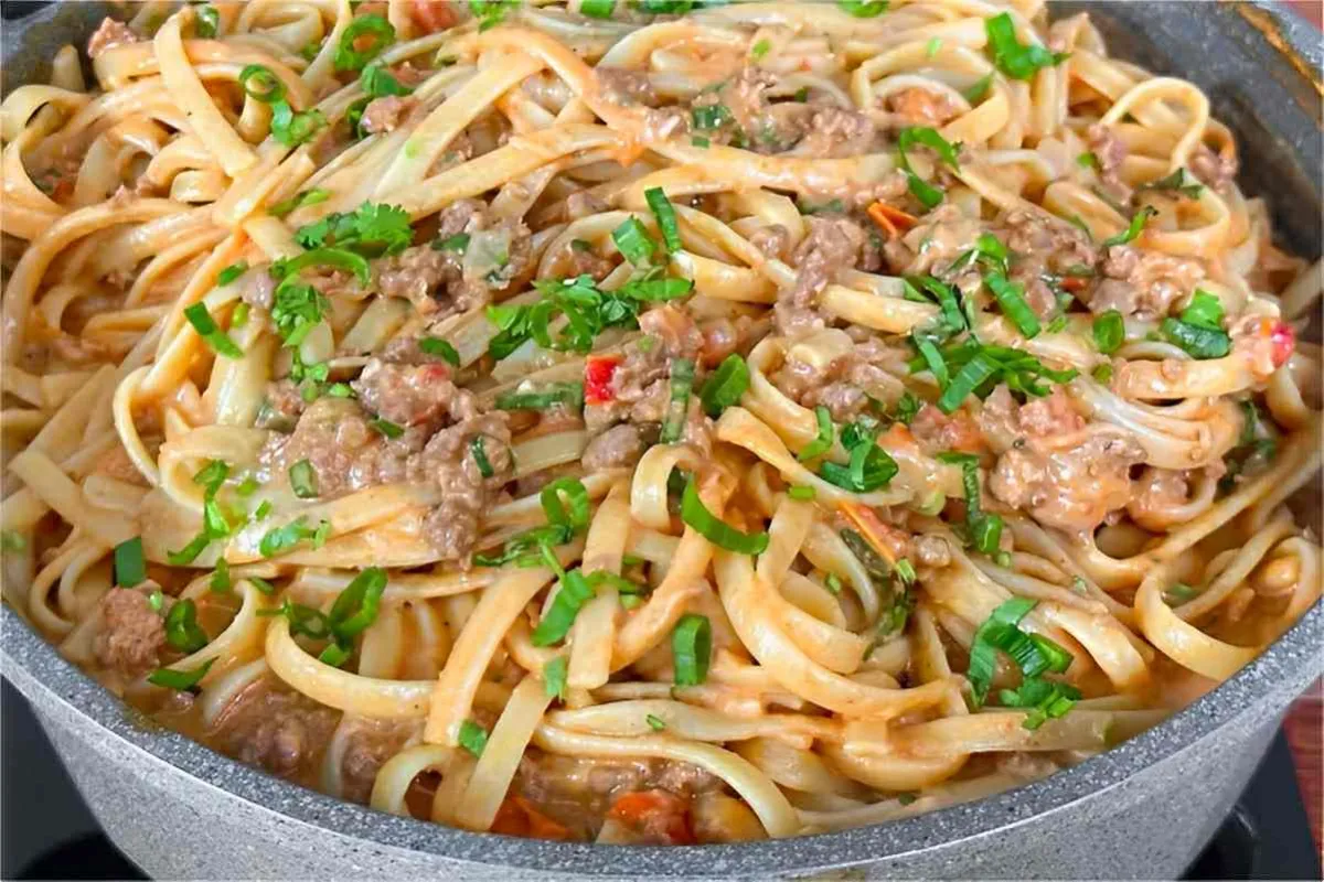 Macarronada com carne moída simples e fácil de fazer para o seu almoço ou jantar