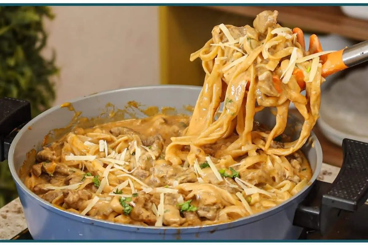 Macarronada com isca de carne: prato completo e fácil para o almoço do feriado