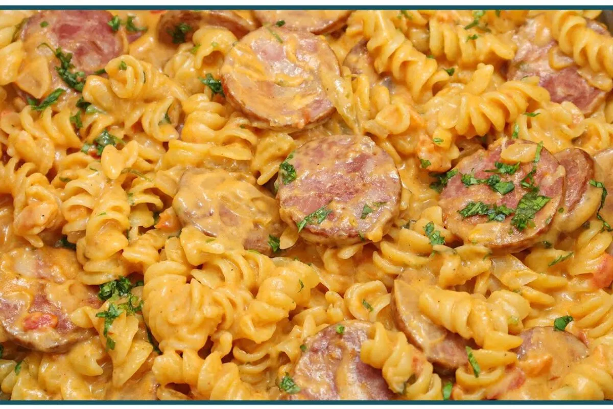 Macarronada de calabresa cremoso fácil e rápido: sempre faço nos dias mais corridos