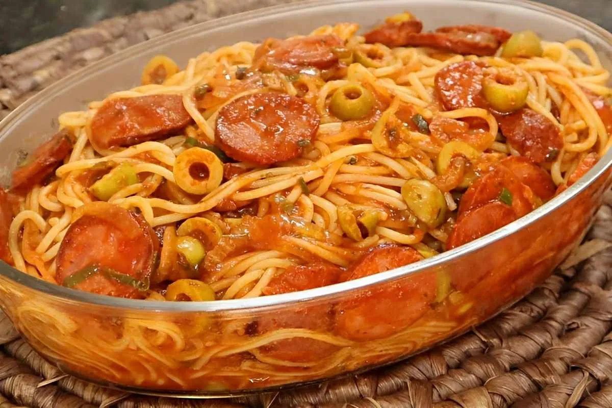 Macarronada de calabresa para fazer bem rapidinho na hora do almoço
