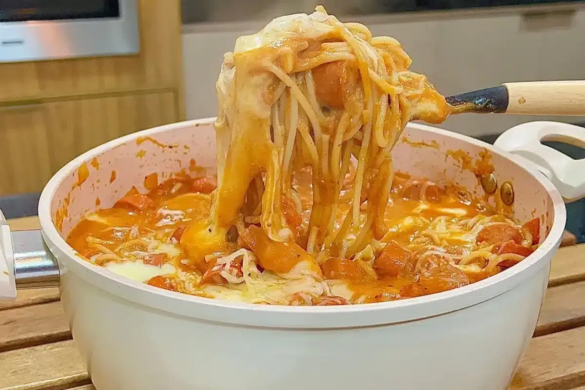 Macarronada de salsicha com queijo: simples, econômica e com aquele sabor de comida caseira