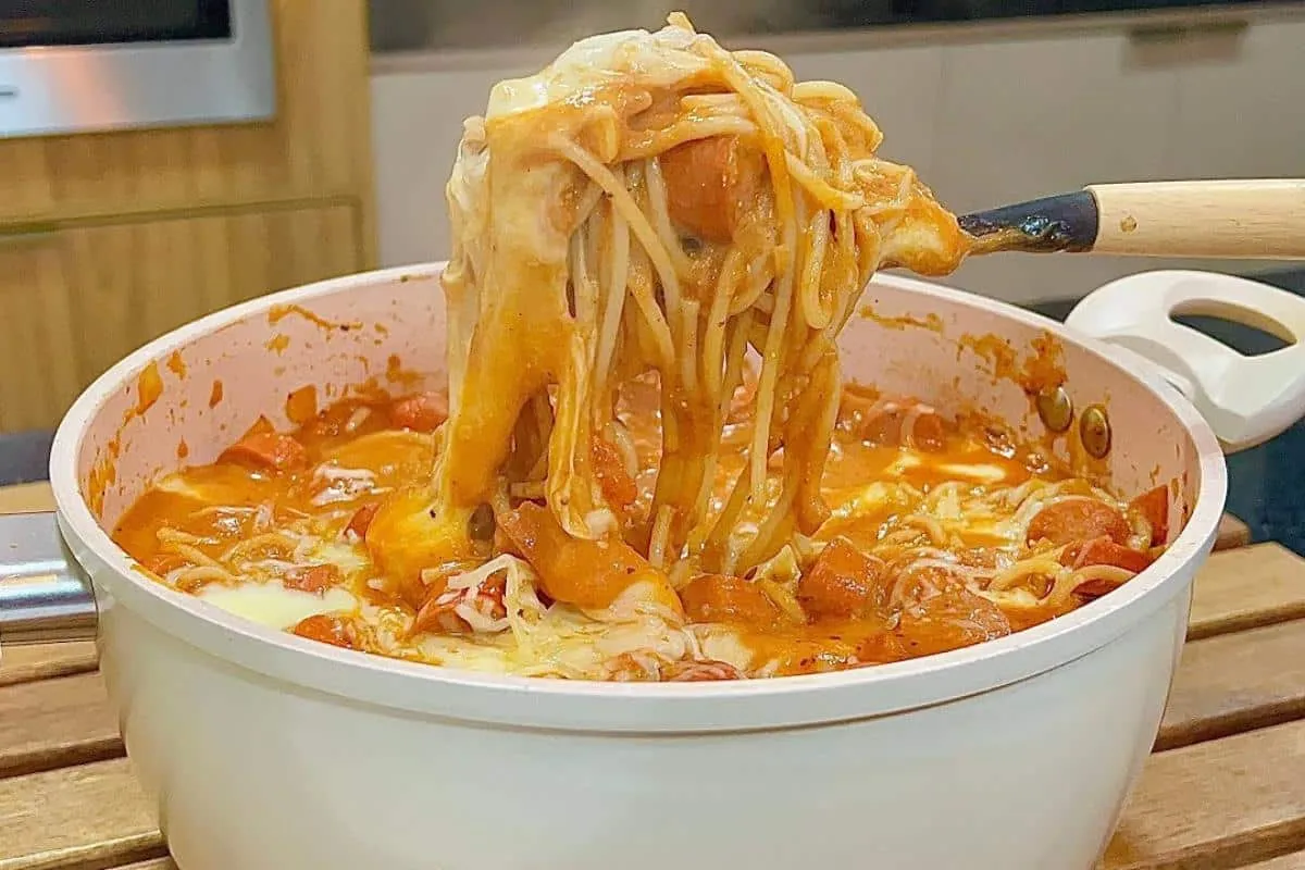 Macarronada de salsicha com queijo super cremosa e fácil de preparar