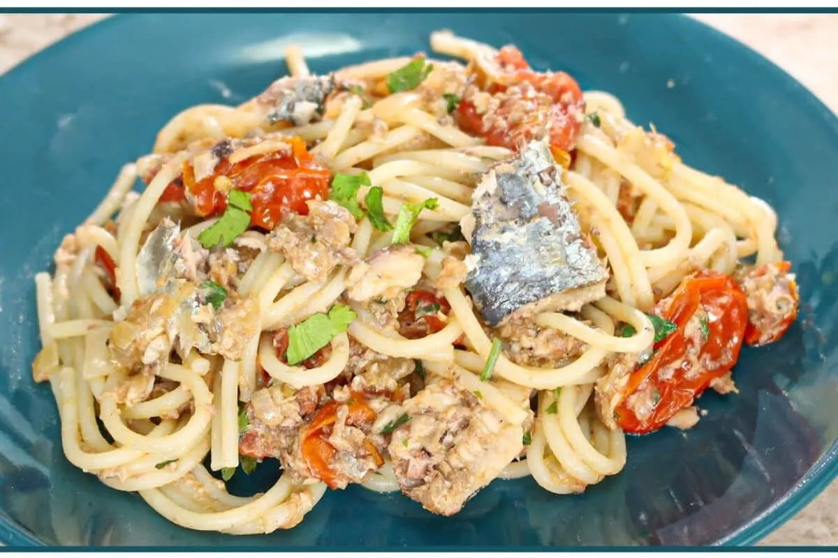 Macarronada de sardinha bem temperada, fácil de fazer e perfeita para o almoço da semana