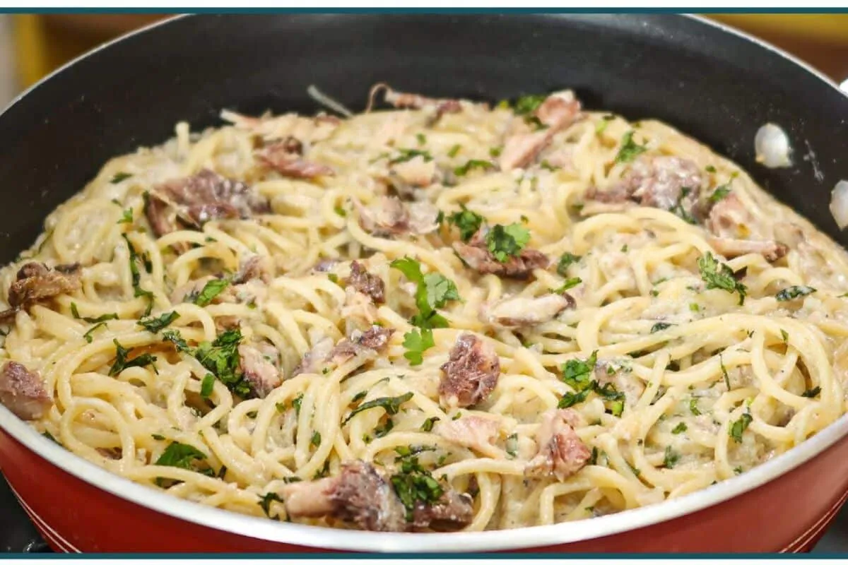 Macarronada de sardinha no molho cremoso que salva o almoço em dias mais corridos