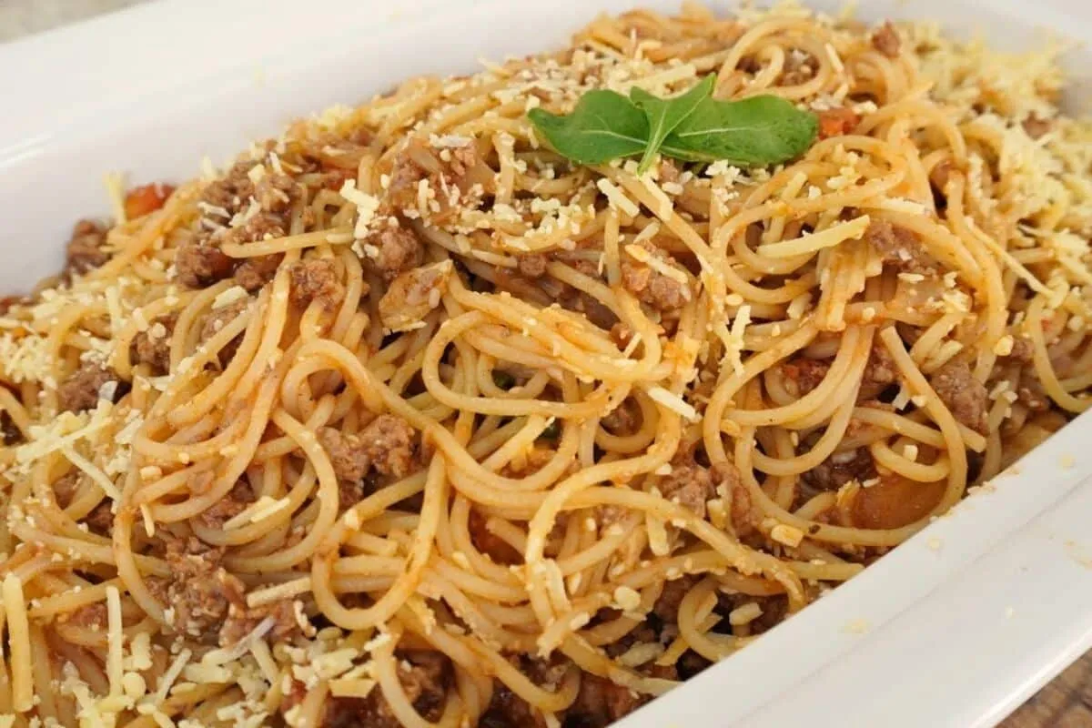 Macarronada simples e fácil: prato que salva qualquer almoço em família