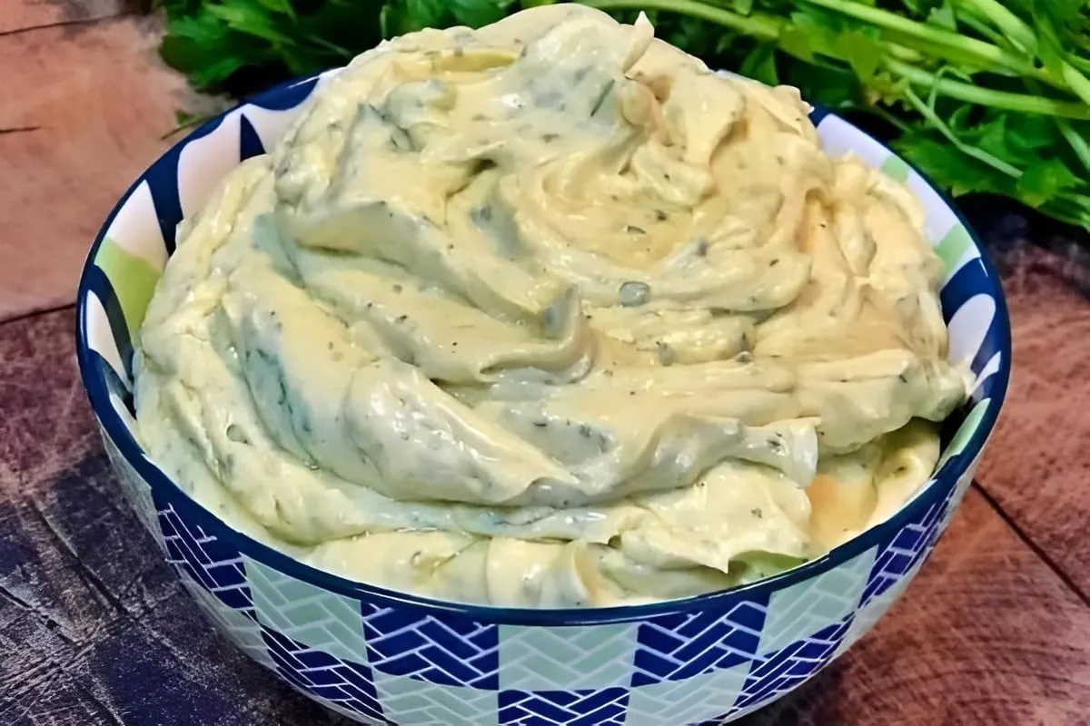 Maionese caseira temperada para hambúrguer e saladas receita de lanchonete famosa
