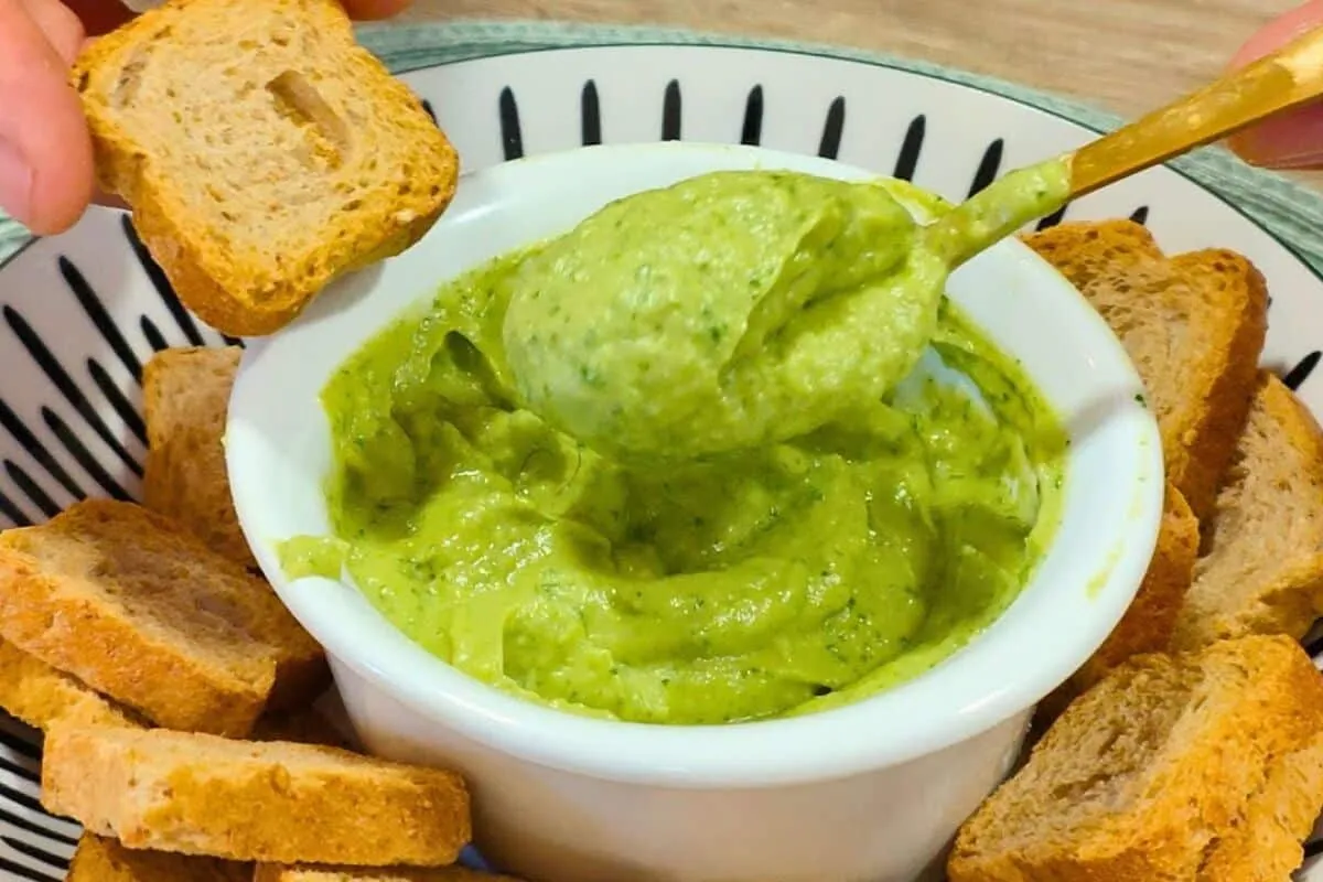 Maionese de abacate low carb feita sem ovos, saudável e bem cremosa, para os seus lanches e saladas