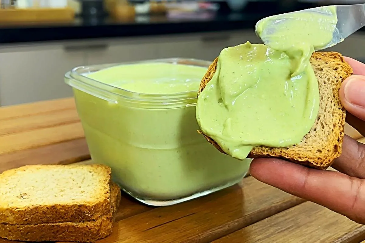 Maionese de alho temperada deliciosa para servir com carnes lanches ou torradas