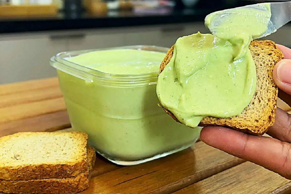 Maionese de alho temperada perfeita e bem cremosa para acompanhar seus lanches e salgados