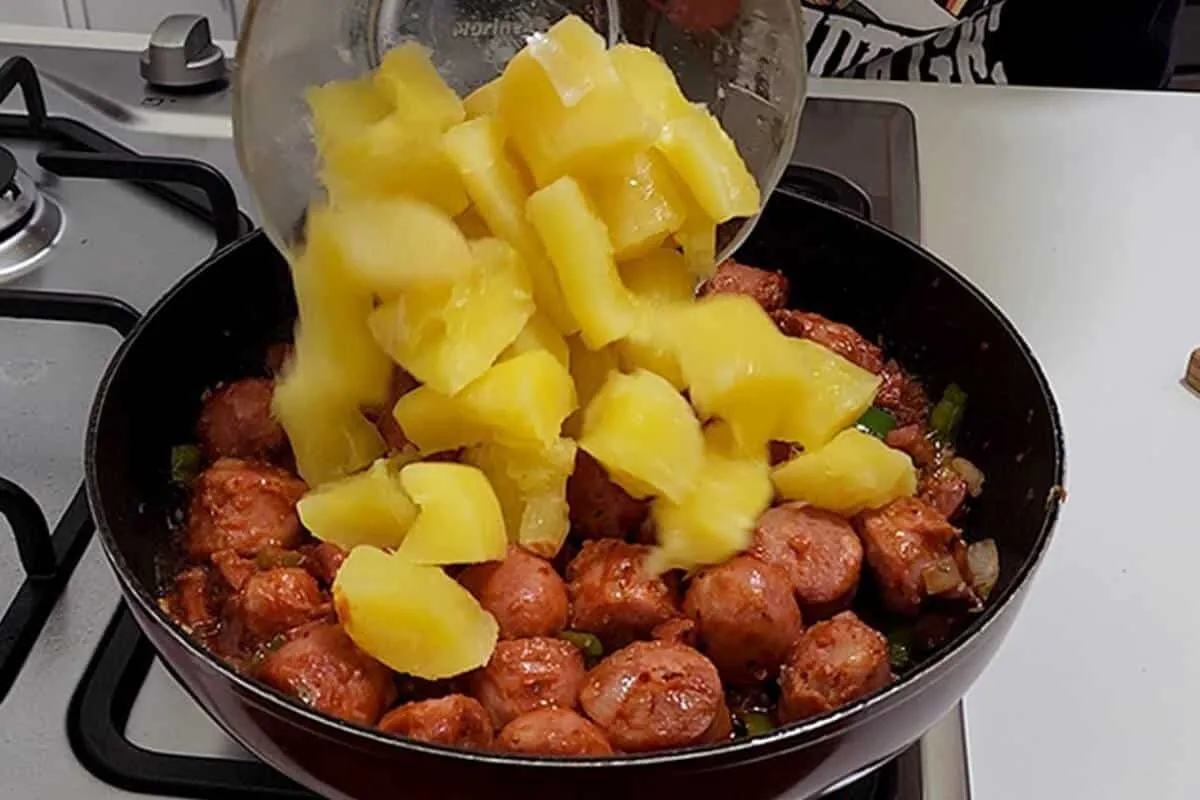 Mandioca atolada com linguiça toscana: prato fácil e econômico para seu almoço de domingo