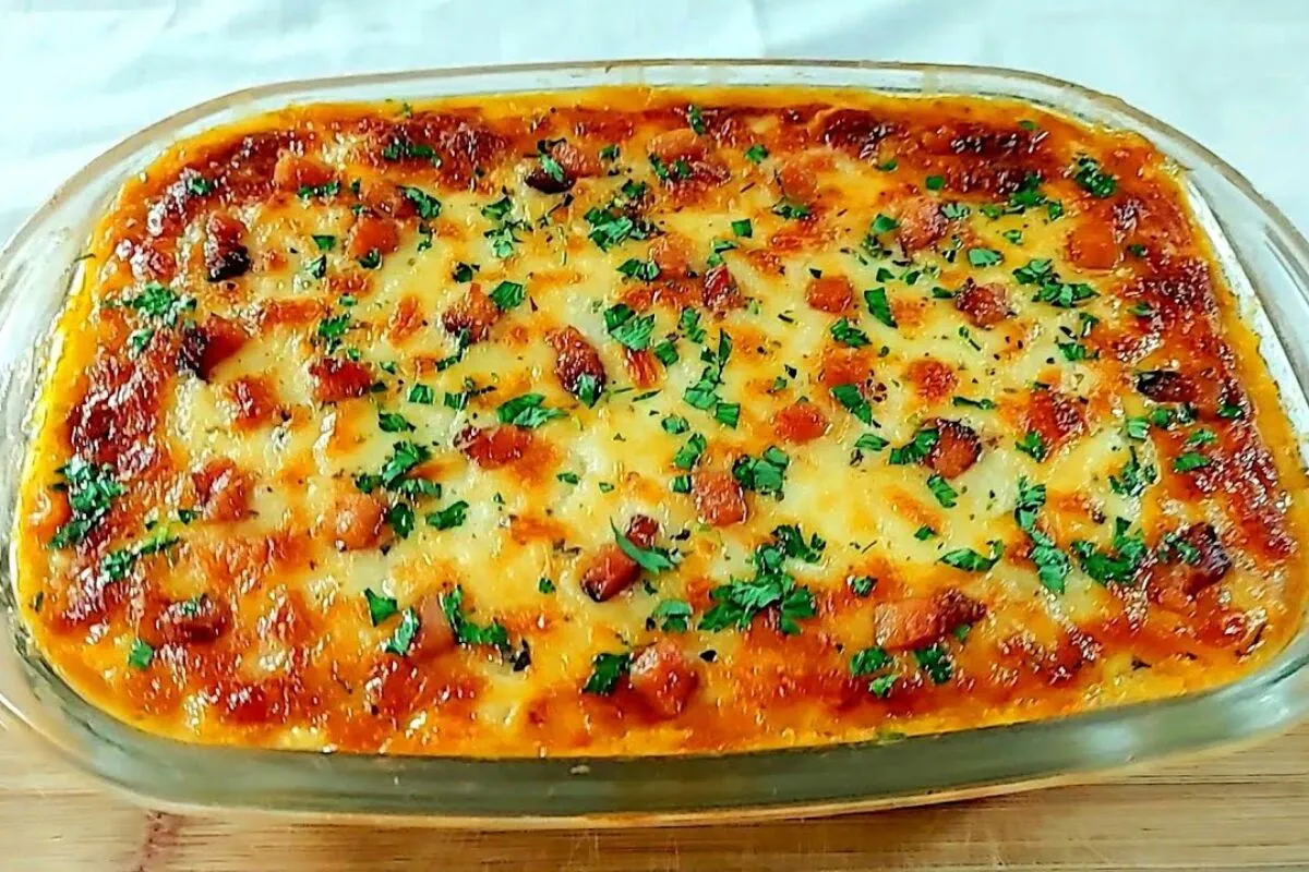 Mandioca gratinada com carne moída na travessa para o seu almoço especial de fim de ano