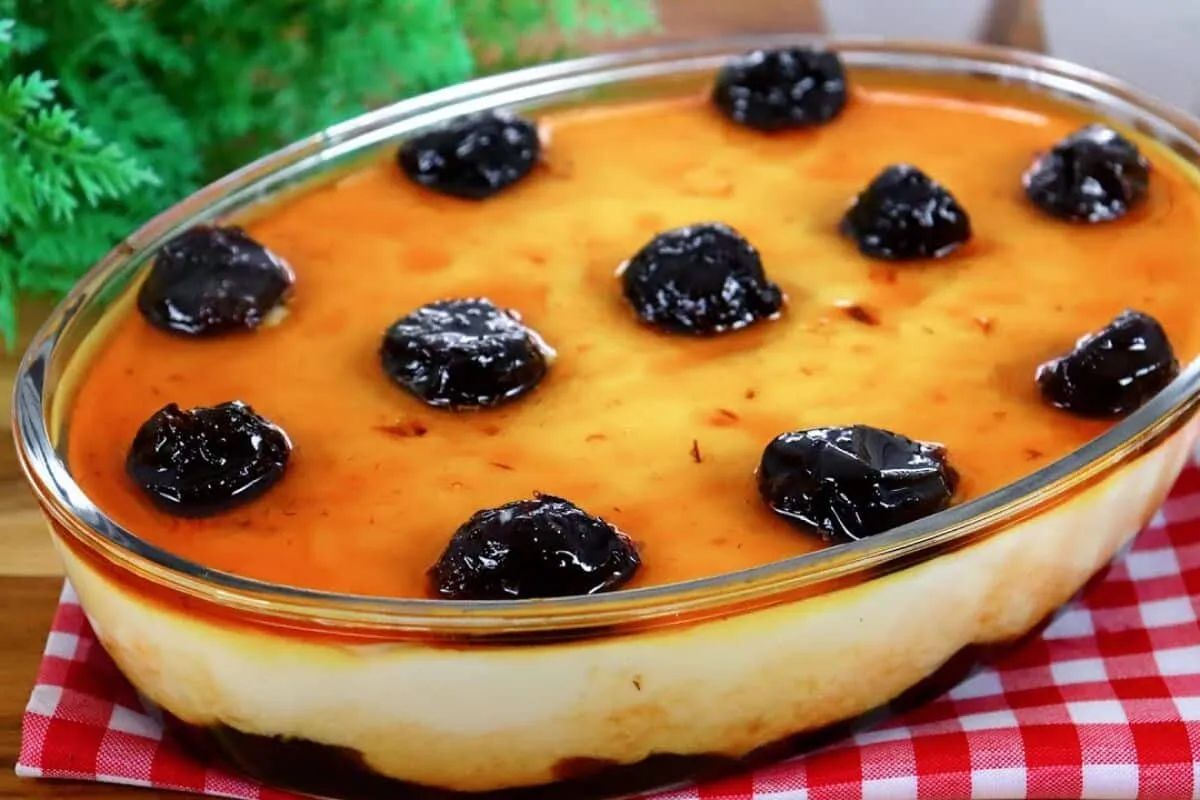 Manjar de coco com ameixa tradicional e delicioso, uma sobremesa que todos amam