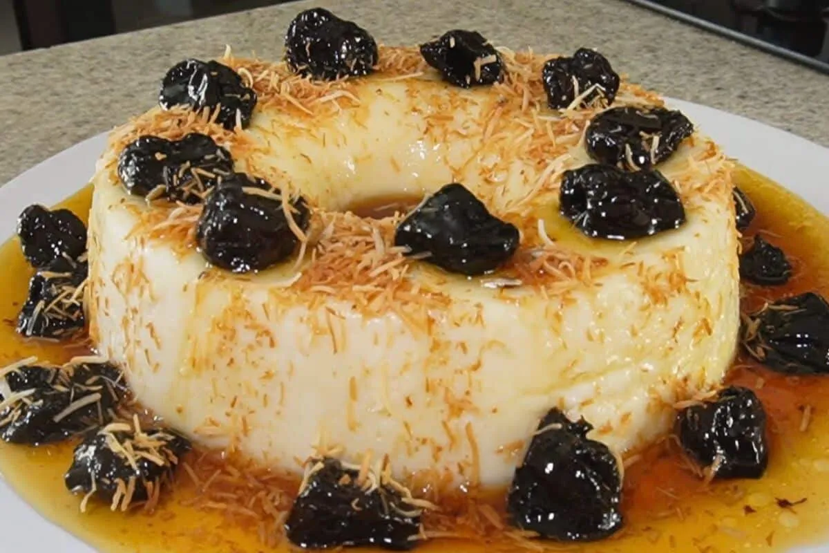 Manjar de coco com ameixa, uma sobremesa clássica, incrível e perfeita para qualquer ocasião