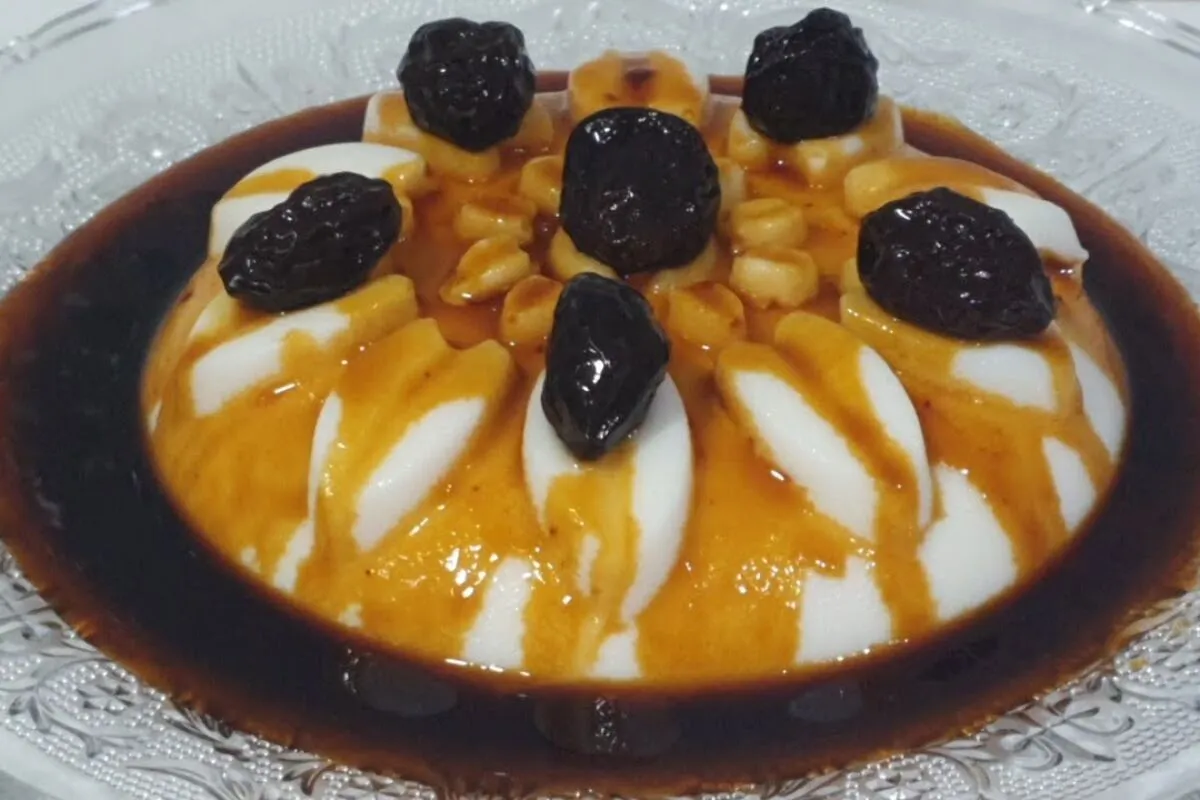 Manjar de coco com uma calda de ameixa incrível, para arrasar na sobremesa de domingo