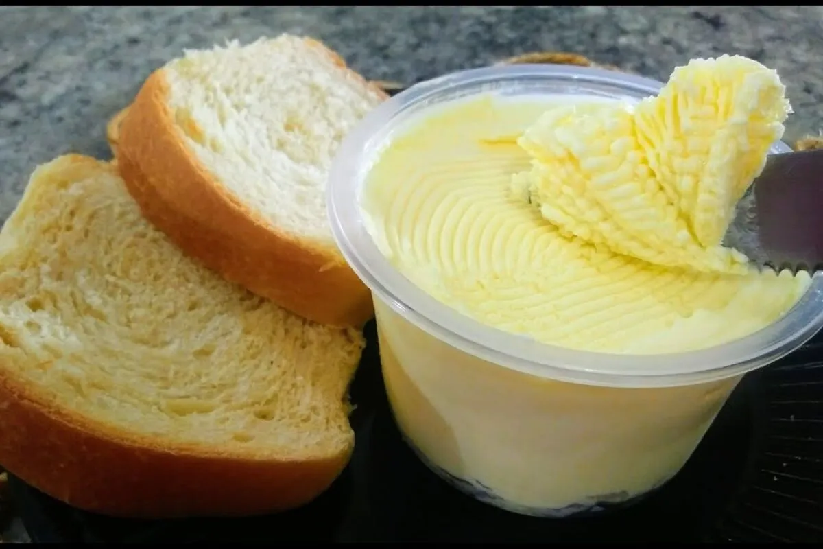 Manteiga caseira fácil e rápida, perfeita para deixar o pão ainda mais gostoso