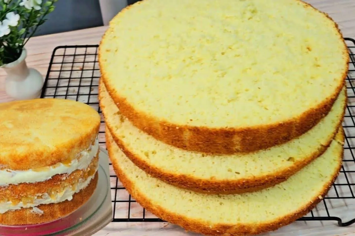 Massa de bolo de aniversário, que é feita com leite quente e fica super alta e bem macia