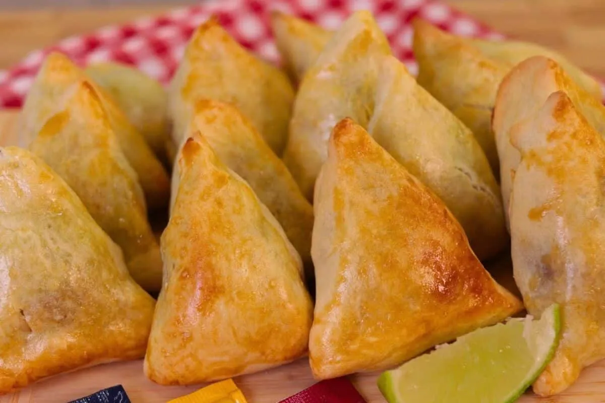 Massa de esfiha sem glúten leve e com recheio suculento, opção prática e saudável para o lanche