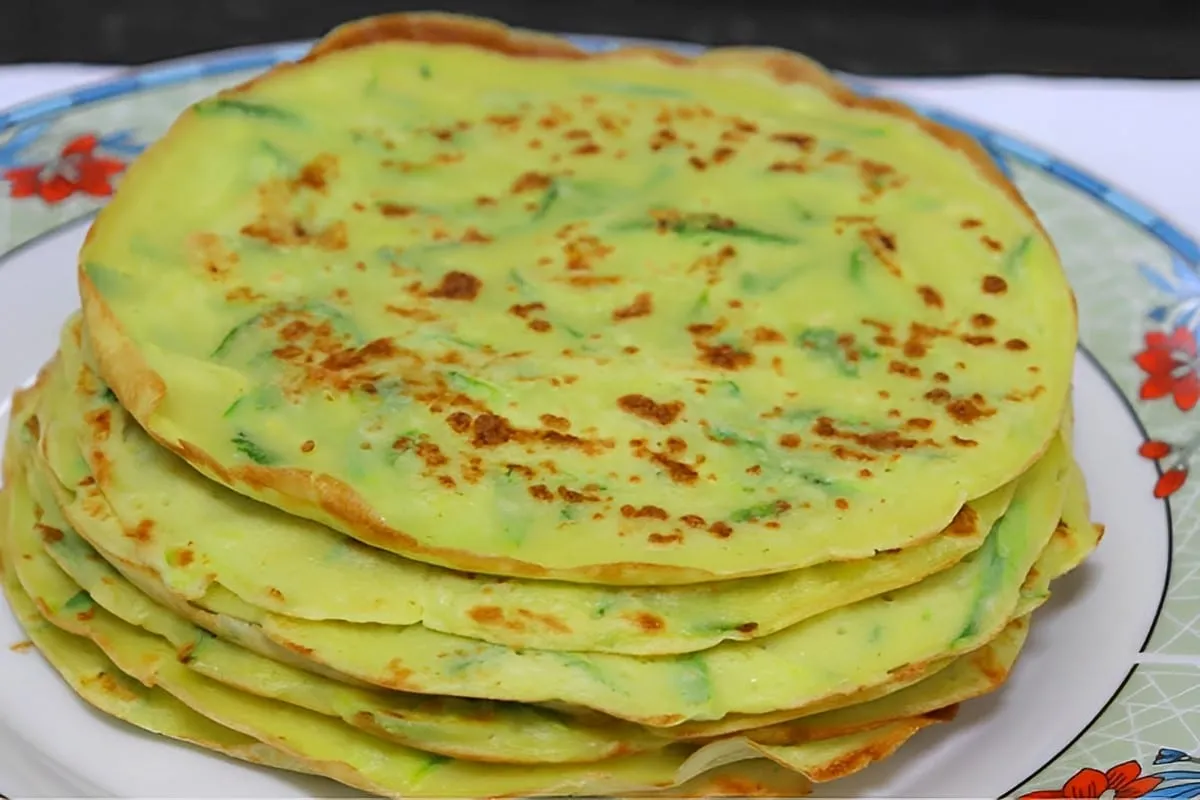 Massa de panqueca de abobrinha bem levinha fica incrível com molho de alho